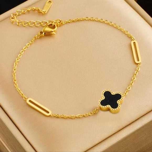 Jewelry - 🖤🤍NEW🖤🤍 GORGEOUS!! STAINLESS STEEL Reversible Black/White Clover Bracelet